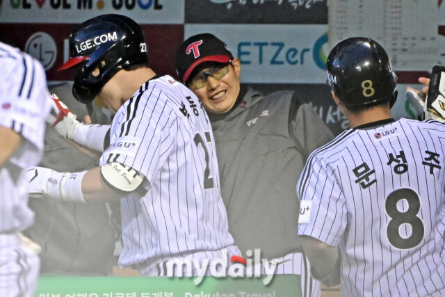 16일 서울 잠실야구장에서 열린 '2025 신한 SOL BANK KBO리그' 삼성 라이온즈와 LG 트윈스 경기.LG 박동원이 2회말 2사 1루에 동점 투런포를 치고 염경엽 감독과 하이파이브를 하고 있다.