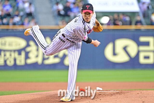 16일 서울 잠실야구장에서 열린 '2025 신한 SOL BANK KBO리그' 삼성 라이온즈와 LG 트윈스 경기. LG 선발 임찬규가 힘차게 투구하고 있다../잠실=한혁승 기자