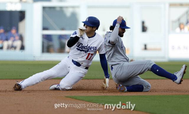 도루를 할 때마다 왼손을 땅에 짚고 있는 LA 다저스 오타니 쇼헤이./게티이미지코리아