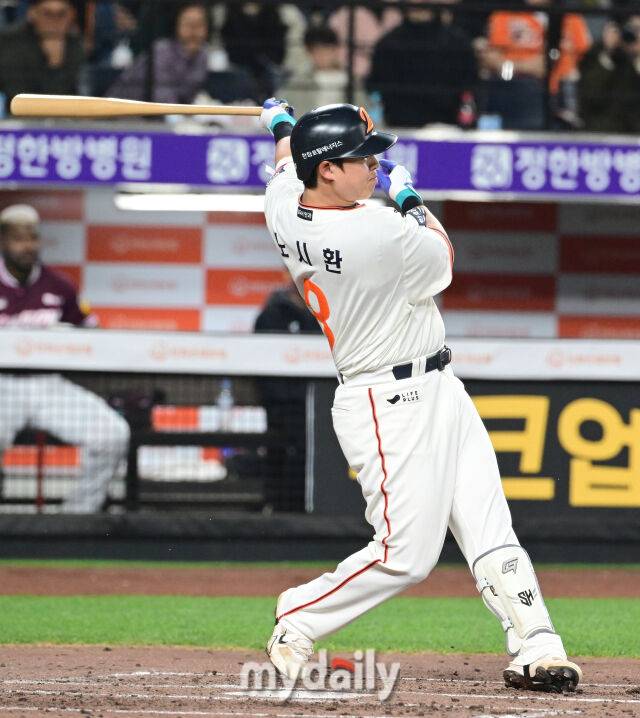 2025년 4월 11일 오후 대전 한화생명 볼파크에서 진행된 '2025 신한 SOL뱅크 KBO 리그' 키움 히어로즈와 한화 이글스의 경기. 한화 노시환이 5회말 1사 2루서 1타점 적시타를 치고 있다./마이데일리