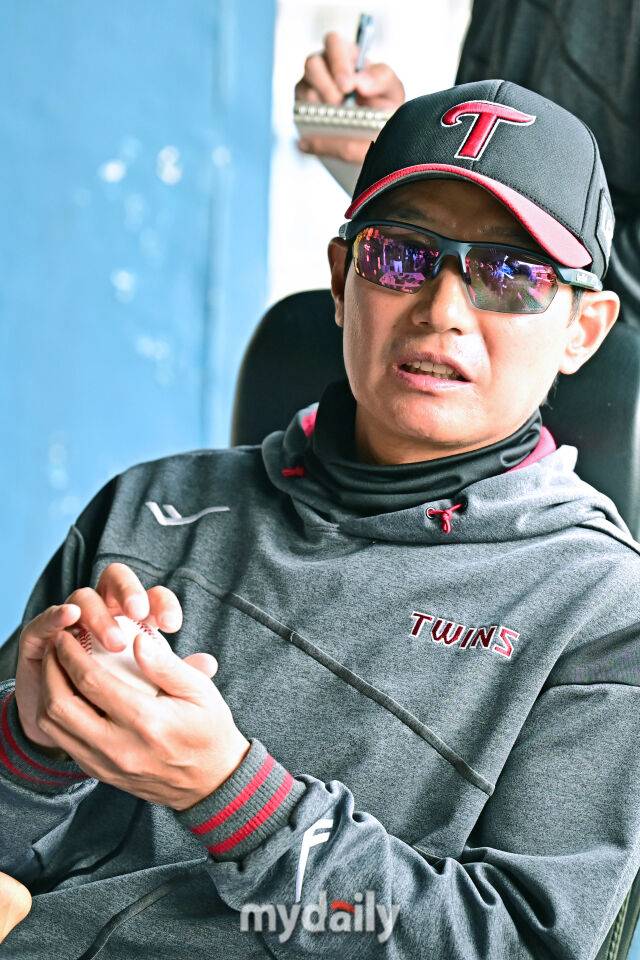 16일 서울 잠실야구장에서 열린 '2025 신한 SOL BANK KBO리그' 삼성 라이온즈와 LG 트윈스 경기.LG 염경엽 감독이 경기 전 취재진과 인터뷰를 하고 있다.