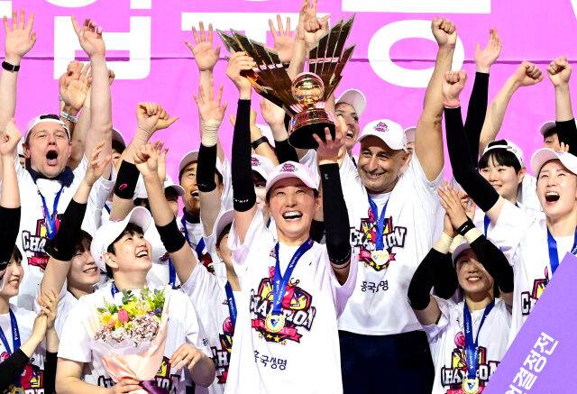 흥국생명 김연경이 통합우승을 차지한 뒤 우승 트로피를 들어 올리고 있다 / 한국배구연맹(KOVO)