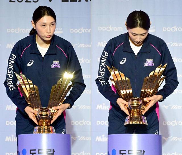 흥국생명 김연경이 포스트시즌 미디어데이에서 우승 트로피를 들어보고 있다 / 한국배구연맹(KOVO)