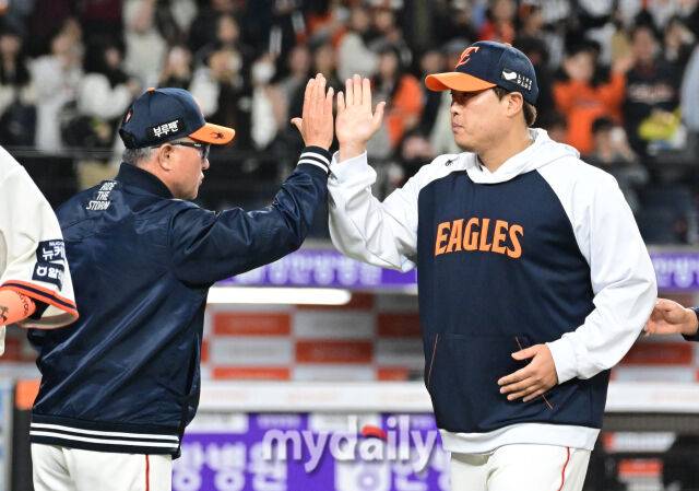 2025년 4월 11일 오후 대전 한화생명 볼파크에서 진행된 '2025 신한 SOL뱅크 KBO 리그' 키움 히어로즈와 한화 이글스의 경기. 한화 김경문 감독과 류현진이 12-2로 승리한 뒤 기뻐하고 있다./마이데일리