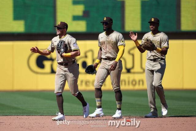 샌디에이고 선수들이 10일 오클랜드 애슬레틱스와 원정 경기에서 2-1로 이긴 후 함께 기뻐하고 있다. /게티이미지코리아