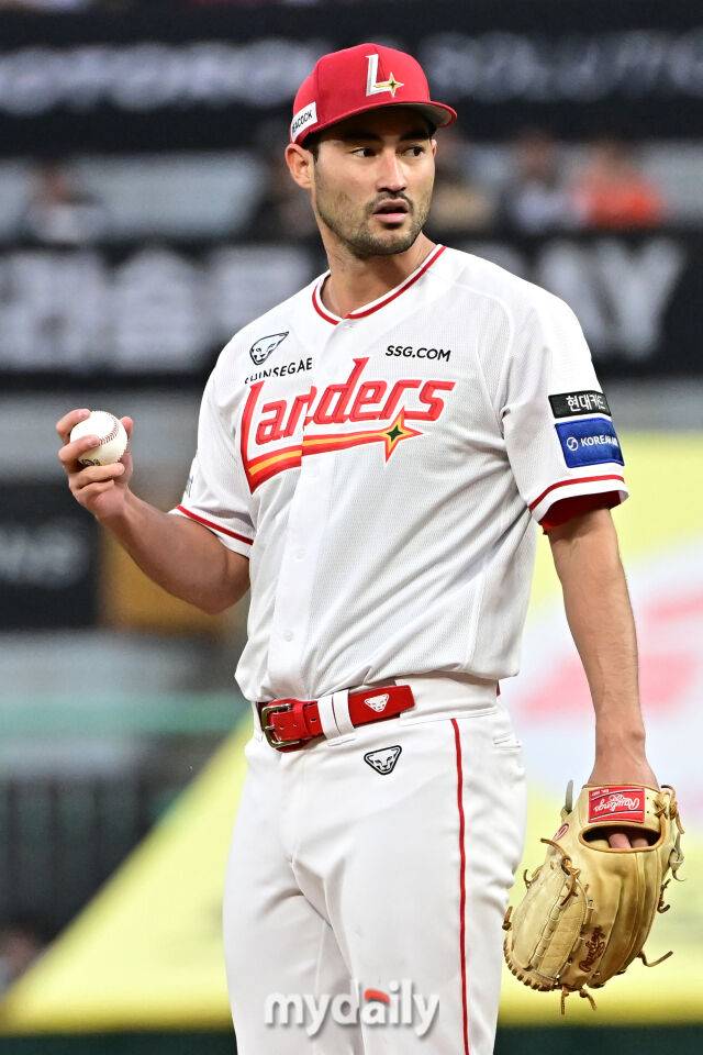 17일 인천 SSG랜더스필드에서 열린 '2025 신한 SOL BANK KBO리그' 한화 이글스와 SSG랜더스 경기. SSG 화이트가 경기 선발투수로 나와 투구를 준비하고 있다./인천 = 한혁승 기자