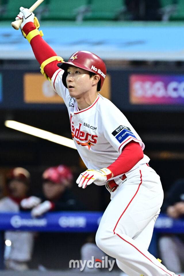 17일 인천 SSG랜더스필드에서 열린 '2025 신한 SOL BANK KBO리그' 한화 이글스와 SSG랜더스 경기. SSG 박성한 1회말 무사 1루에 1타점 선제 적시타를 치고 있다./인천 = 한혁승 기자