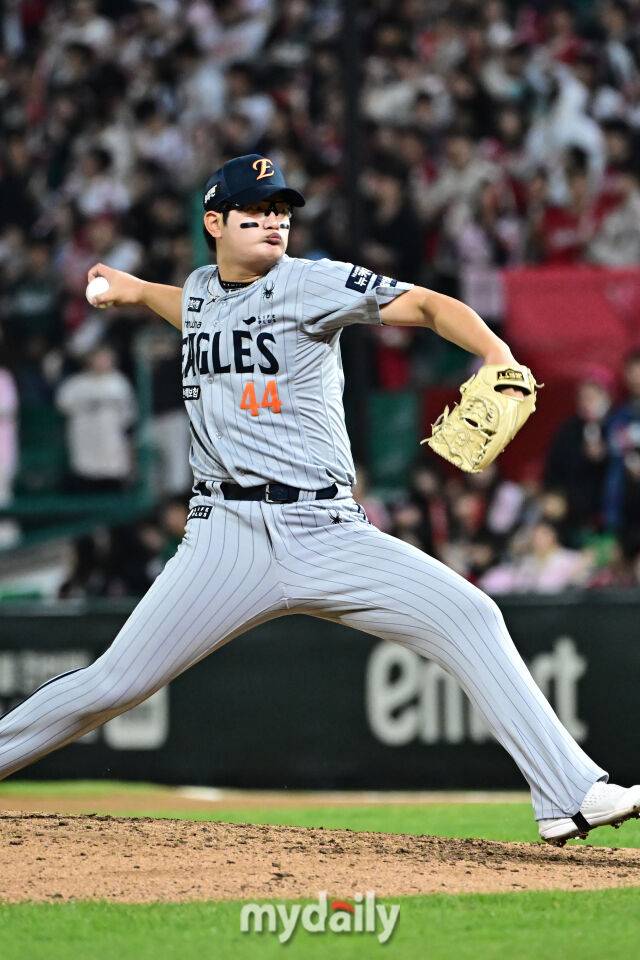 17일 인천 SSG랜더스필드에서 열린 '2025 신한 SOL BANK KBO리그' 한화 이글스와 SSG랜더스 경기.한화 김서현이 경기 9회말 교체되 마운드에 올라 힘차게 투구하고 있다./인천 = 한혁승 기자