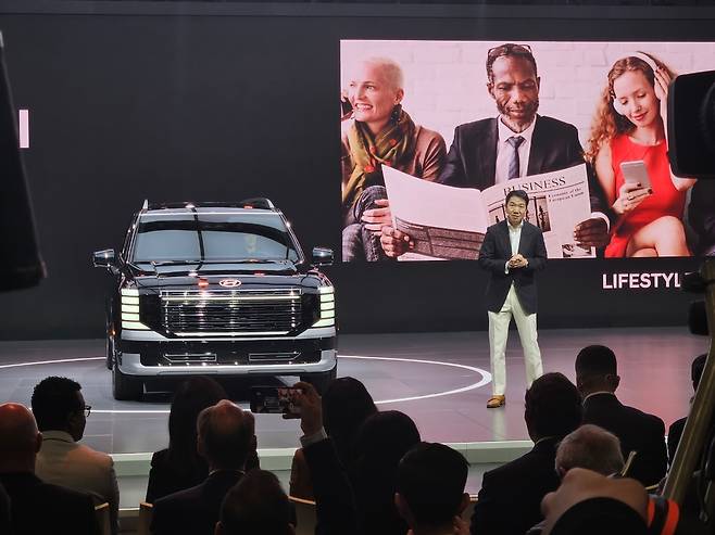 이상엽 현대제네시스글로벌디자인담당 부사장이 16일(현지시각) 미국 뉴욕 제이콥 재비츠 컨벤션 센터에서 열린 ‘2025 뉴욕 국제 오토쇼’에서 ‘디 올 뉴 팰리세이드’를 소개하고 있다. 뉴욕=서재근 기자