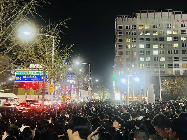 5만 관객이 밀려든 콜드플레이 콘서트 직후 고양종합운동장 앞 횡단보도엔 엄청난 인파로 길을 건너는 데에만 20분이 넘게 걸렸다. 고승희 기자