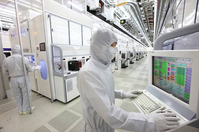 인공지능(AI) 칩 선두업체인 엔비디아는 최근 자사 H20 칩을 중국에 수출할 때 당국의 허가가 필요하다는 통보를 미국 정부로부터 받았다고 전했다. 위쪽은 미중 무역갈등 사이에 낀 엔비디아 이미지. 아래쪽은 반도체 생산공정 현장 모습 [로이터·헤럴드 DB]