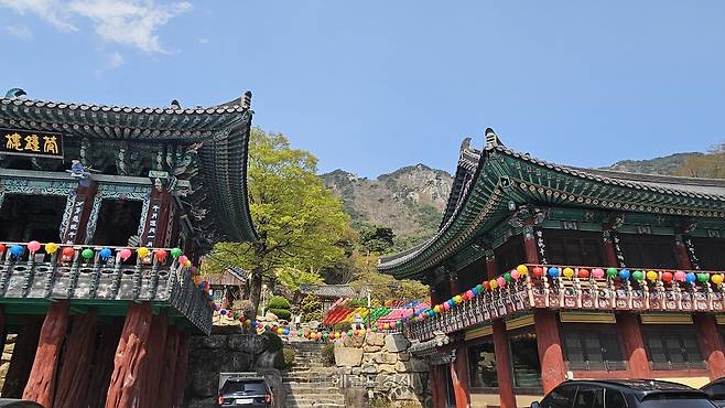 은하사 범종루(왼쪽)와 보제루