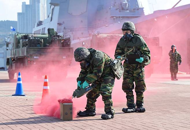 부산 남구 해군작전사 부산기지에서 ‘2025 자유의 방패’ 연습의 하나로 화생방 훈련이 진행되고 있다. [연합]