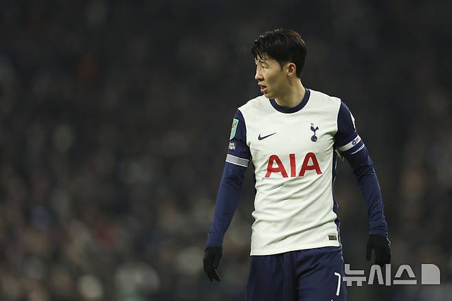 [런던=AP/뉴시스] 토트넘 홋스퍼의 손흥민이 8일(현지시각) 영국 런던의 토트넘 홋스퍼 스타디움에서 열린 2024-25 잉글랜드 카라바오컵(리그컵) 준결승 1차전 리버풀과 경기하고 있다. 손흥민은 72분을 소화하며 공격 포인트는 올리지 못했고 토트넘은 루카스 베리발의 결승 골로 1-0 승리를 거뒀다. 2025.01.09.