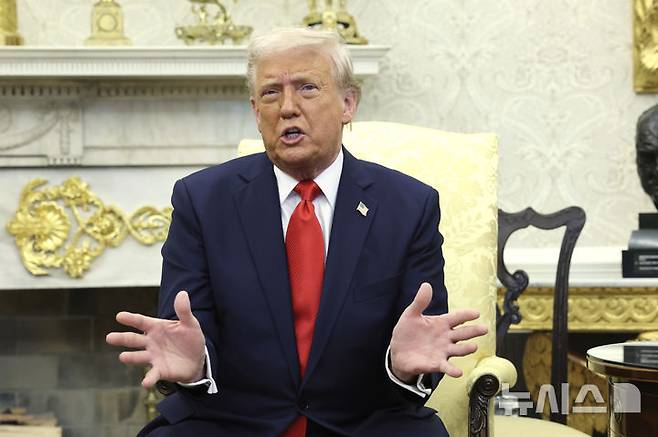 [워싱턴=AP/뉴시스]도널드 트럼프 미국 대통령이 16일(현지 시간) 일본 무역 협상 대표단과 만난 뒤 "큰 진전"이라고 밝혔다. 미국과 일본 대표단은 이날 무역 협상을 시작했다. 2025.04.17.