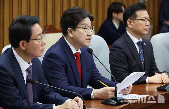 [서울=뉴시스] 조성봉 기자 = 권성동 국민의힘 원내대표가 17일 "퇴임을 목전에 둔 문형배, 이미선의 마지막 실력 행사로밖에 볼 수 없다"고 말했다. 사진은 권 원내대표가 지난 15일 오전 서울 여의도 국회에서 열린 원내대책회의에서 발언을 하고 있는 모습. 2025.04.15.  suncho21@newsis.com