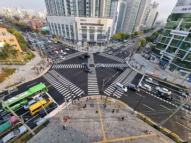 [서울=뉴시스]구로구청사거리 대각선 횡단보도.