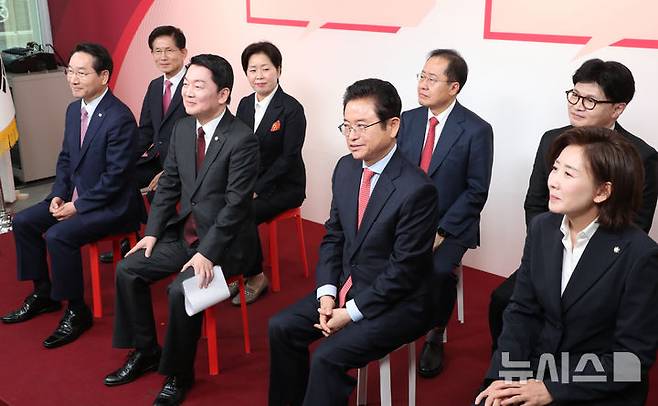 [서울=뉴시스] 국회사진기자단 = 17일 서울 여의도 국민의힘 중앙당사에서 열린 제21대 대통령선거 '1차 경선 토론회 미디어데이' 행사에서 경선 후보들이 자리에 앉아 있다. 앞줄 왼쪽부터 시계 방향 유정복, 김문수, 양향자, 홍준표, 한동훈, 나경원, 이철우, 안철수, 유정복 후보. 2025.04.17. photo@newsis.com