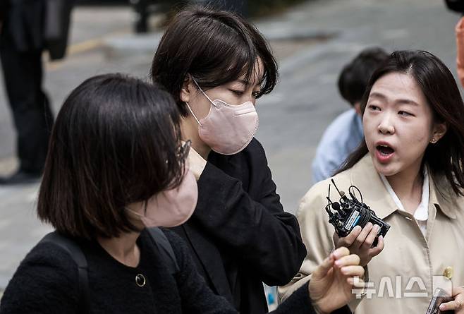 [서울=뉴시스] 정병혁 기자 = 음주운전 및 불법 숙박업 혐의로 재판에 넘겨진 문재인 전 대통령의 딸 문다혜 씨가 17일 서울 마포구 서울서부지방법원에서 열린 1심 선고기일에 출석하고 있다. 2025.04.17. jhope@newsis.com