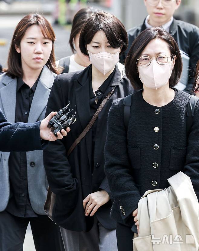 [서울=뉴시스] 정병혁 기자 = 음주운전 및 불법 숙박업 혐의로 재판에 넘겨진 문재인 전 대통령의 딸 문다혜 씨가 17일 서울 마포구 서울서부지방법원에서 열린 1심 선고기일을 마친 뒤 법원을 나오고 있다. 이날 서울서부지법 형사5단독 김형석 부장판사는 도로교통법상 음주운전·공중위생관리법 위반 혐의로 기소된 문다혜씨에게 벌금 1천500만원을 선고했다.2025.04.17. jhope@newsis.com