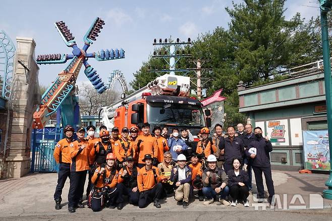 [용인=뉴시스]용인소방서의 고공놀이 구조훈련(사진=용인소방서 제공)2025.04.17.photo@newsis.com