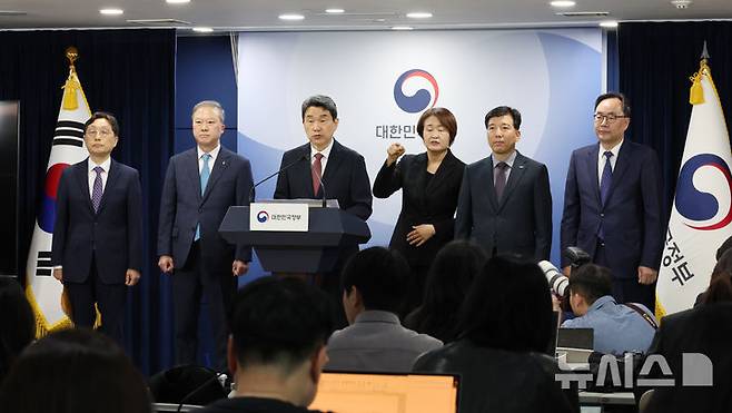 [서울=뉴시스] 김명원 기자 = 이주호 사회부총리 겸 교육부 장관이 17일 서울 종로구 정부서울청사에서 2026학년도 의대 모집인원 조정 방향 관련 브리핑을 하고 있다. 2025.04.17. kmx1105@newsis.com