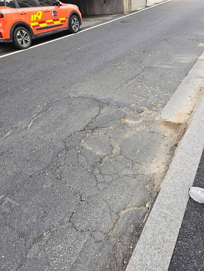 지난 16일 압구정역에서 임시 포장된 도로가 내려앉은 모습. 강남구청 제공