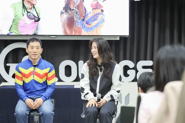 13일 경기 과천 렛츠런파크에서 팬들과 만난 박태종(왼쪽)·김태희 기수. 한국마사회