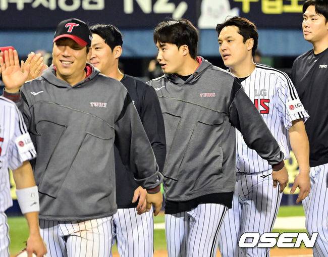 [OSEN=잠실, 민경훈 기자] 16일 서울 잠실야구장에서 2025 신한 SOL Bank KBO리그 LG 트윈스와 삼성 라이온즈의 경기가 열렸다. 이 경기에서 LG는 12-2 대승을 거뒀다. 삼성은 4연패에 빠졌다.&nbsp;이로써&nbsp;LG는 16승3패, 승률 .842의 고공행진을 이어갔다. 박동원이 투런 홈런, 스리런 홈런을 터뜨리며 5타수 3안타 5타점으로 활약했다. LG 선발투수 임찬규는 6이닝 7피안타 1볼넷 4탈삼진 2실점으로 시즌 4승째를 거뒀다. 다승 단독 1위다.&nbsp;경기를 마치고 LG 임찬규와 박동원이 염경엽 감독과 하이파이브를 하고 있다. 2025.04.16 / rumi@osen.co.kr