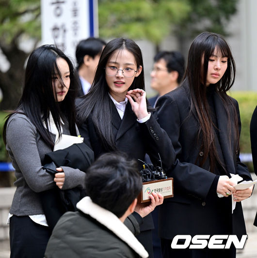 [OSEN=최규한 기자] 7일 서울 서초동 서울중앙지방법원에서 어도어가 뉴진스(NJZ) 멤버 5명을 상대로 낸 '기획사 지위보전과 광고 계약 체결 금지 가처분' 사건의 첫 심문기일이 진행됐다.이날 뉴진스(NJZ) 멤버 민지, 하니, 다니엘, 해린, 혜인 모두 직접 법원에 출석했다. 뉴진스(NJZ) 하니, 민지, 혜인(왼쪽부터)가 법원을 나서며 취재진에게 입장을 전하고 있다. 2025.03.07 / dreamer@osen.co.kr