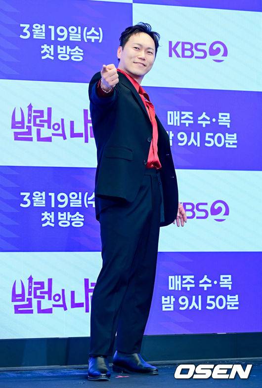 [OSEN=지형준 기자] 12일 오후 서울 마포구 상암동 스탠포드호텔에서 KBS2 새 수목시트콤 ‘빌런의 나라’ 제작발표회가 열렸다.오는 19일 첫 방송 예정인 ‘빌런의 나라’는 K-줌마 자매와 똘끼 충만 가족들의 때론 거칠면서도 때론 따뜻한 일상을 담은 시추에이션 코미디 드라마다.배우 송진우가 포토타임을 하고 있다. 2025.03.12 / jpnews@osen.co.kr