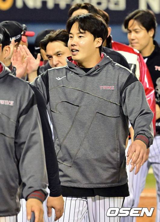 [OSEN=잠실, 민경훈 기자] 16일 서울 잠실야구장에서 2025 신한 SOL Bank KBO리그 LG 트윈스와 삼성 라이온즈의 경기가 열렸다. 이 경기에서 LG는 12-2 대승을 거뒀다. 삼성은 4연패에 빠졌다.&nbsp;이로써&nbsp;LG는 16승3패, 승률 .842의 고공행진을 이어갔다. 박동원이 투런 홈런, 스리런 홈런을 터뜨리며 5타수 3안타 5타점으로 활약했다. LG 선발투수 임찬규는 6이닝 7피안타 1볼넷 4탈삼진 2실점으로 시즌 4승째를 거뒀다. 다승 단독 1위다.&nbsp;경기를 마치고 LG 승리 투수 임찬규가 기뻐하고 있다. 2025.04.16 / rumi@osen.co.kr