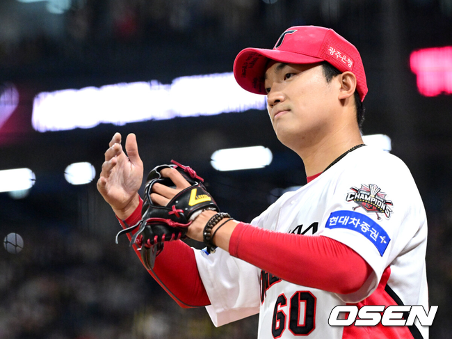 [OSEN=광주, 최규한 기자] 16일 오후 광주-기아 챔피언스필드에서 ‘2025 신한 SOL Bank KBO리그’ KIA 타이거즈와 KT 위즈의 경기가 열렸다.홈팀 KIA는 김도현, 방문팀 KT는 오원석을 선발투수로 내세웠다.5회초 KT 공격을 무실점으로 막아낸 KIA 선발 김도현이 더그아웃으로 향하며 야수들을 맞이하고 있다. 2025.04.16 / dreamer@osen.co.kr