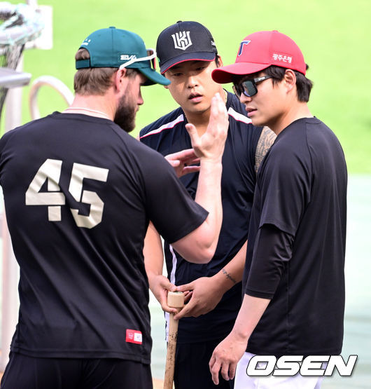 경기를 앞두고 진행된 훈련에서 KT 강백호가 KIA 위즈덤의 퍽 노브(puck knob)형태 방망이를 들어보며 대화를 나누고 있다. 2025.04.17 / dreamer@osen.co.kr