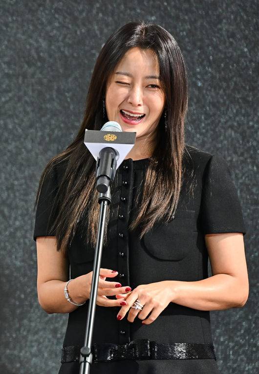 [OSEN=부산, 이석우 기자] 6일 부산 해운대구 센텀시티 영화의 전당 BIFF X GENESIS 야외무대에서 제28회 부산국제영화제 영화 ‘달짝지근해:7510' 야외무대인사가 열렸다.김희선이 팬들에게 인사를 하고 있다. 2023.10.06 / foto0307@osen.co.kr