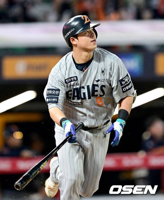 [OSEN=인천, 김성락 기자] 17일 오후 SSG 랜더스 필드에서 ‘2025 신한 SOL BANK KBO리그’ SSG 랜더스와 한화 이글스의 경기가 열렸다.이날 SSG는 미치 화이트를, 한화는 류현진을 선발투수로 내세웠다. 4회초 2사 한화 노시환이 3루타를 날리고 있다. 2025.04.17 / ksl0919@osen.co.kr