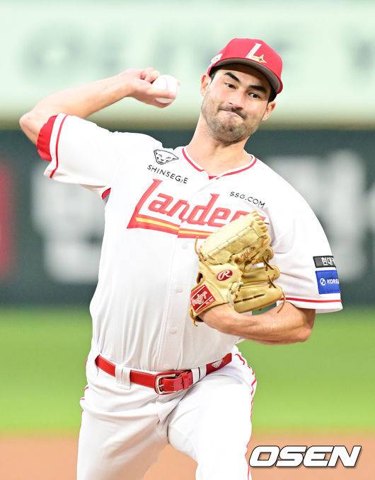 [OSEN=인천, 김성락 기자] 17일 오후 SSG 랜더스 필드에서 ‘2025 신한 SOL BANK KBO리그’ SSG 랜더스와 한화 이글스의 경기가 열렸다.이날 SSG는 미치 화이트를, 한화는 류현진을 선발투수로 내세웠다. 1회초 SSG 선발 화이트가 마운드에 올라 힘차게 공을 뿌리고 있다. 2025.04.17 / ksl0919@osen.co.kr