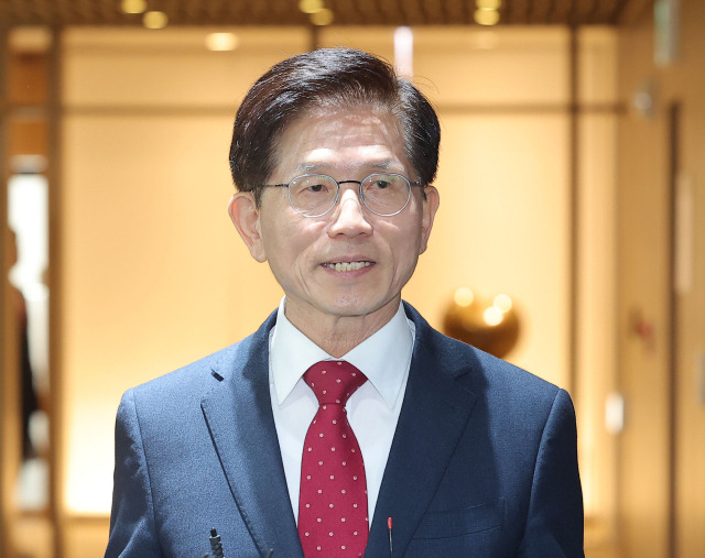 ▲오세훈 서울시장과 회동을 마친 김문수 전 고용노동부 장관이 16일 서울시청에서 취재진 질문에 답하고 있다. ⓒ연합뉴스