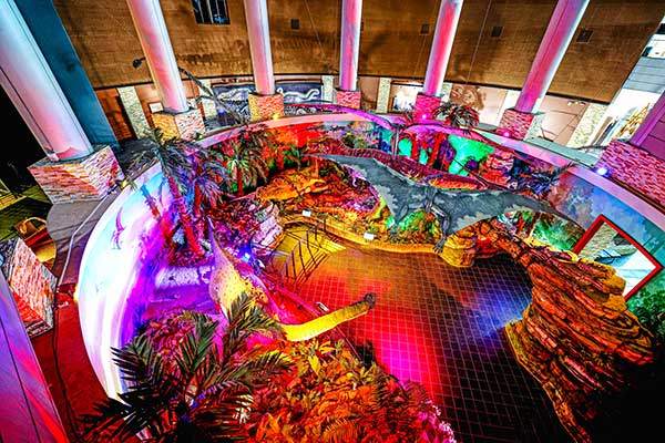 실제 공룡 화석과 모형, 놀이기구들이 섞여 있어, 어린이 학습과 놀이를 겸할 수 있다.&nbsp;