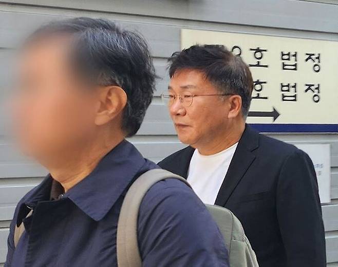 선우은숙의 친언니를 강제 추행한 혐의로 재판에 넘겨진 방송인 유영재씨가 지난해 11월 경기 성남시 수정구 수원지방법원 성남지원에서 열린 첫 재판 후 법정 밖으로 나오고 있다. 성남=뉴스1