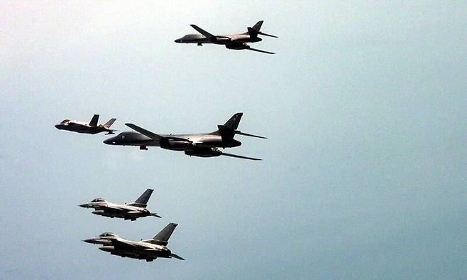 국방부는 15일 미국 B-1B 전략폭격기가 전개한 가운데 한미 연합공중훈련을 실시했다고 밝혔다. 우리 공군의 F-35A, F-16 전투기와 미국의 F-16 전투기 등이 한미 연합공중훈련에 참여하고 있다. 국방부 제공