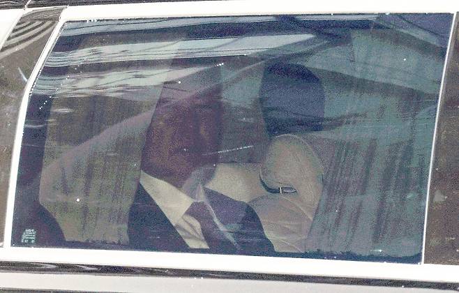 윤석열 전 대통령이 지난 14일 서울 서초구 서울중앙지방법원에서 열린 내란 우두머리 혐의 1차 공판을 마친 뒤 차량을 타고 서초동 사저로 들어서고 있다. 뉴스1