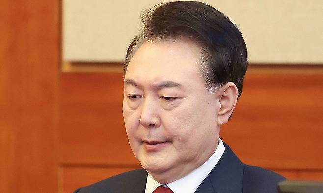 윤석열 전 대통령이 지난 2월 13일 서울 종로구 헌법재판소 대심판정에서 열린 탄핵심판 8차 변론에 출석해 있다. 사진공동취재단
