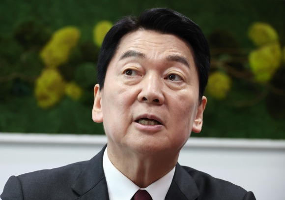 대선 출마를 선언한 국민의힘 안철수 의원이 서울 여의도 국회 의원회관에서 연합뉴스와 인터뷰하고 있다. 2025.4.16. 연합뉴스
