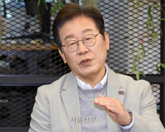 이재명 더불어민주당 대선 예비후보가 14일 서울 강남구 퓨리오사AI에서 모두발언을 하고 있다. 2025.4.14 국회사진기자단