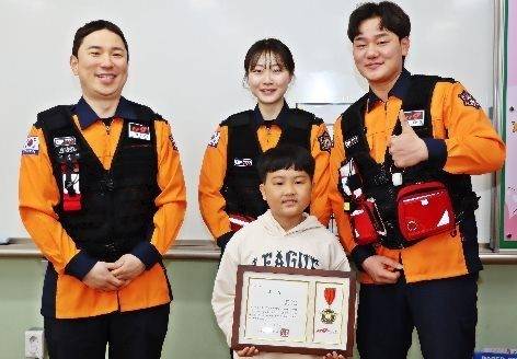 집에서 쓰러진 어머니를 심폐소생술로 살려 소방서장 상장을 받은 정태운(9)군. 뉴스1