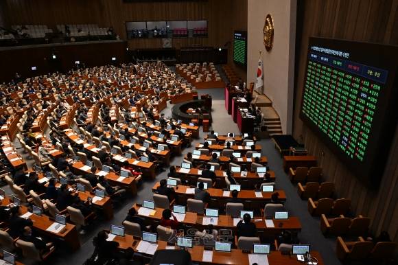 헌법재판소법 일부개정법률안 처리 - 17일 제424회국회(임시회) 제5차 본회의에서 헌법재판소법 일부개정법률안을 처리 하고 있다. 2025.4.17 안주영 전문기자