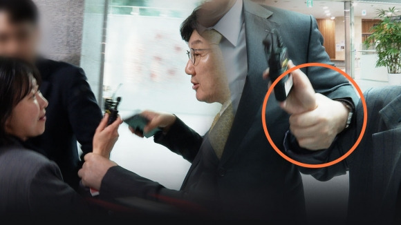 권성동 국민의힘 원내대표(가운데)가 취재 중인 뉴스타파 기자의 손목을 틀어잡고 밖으로 끌어내는 모습. 뉴스타파 제공