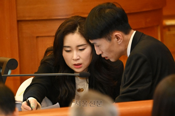 윤석열 대통령 탄핵심판 최종 변론 - 김계리 변호사가 25일 서울 종로구 헌법재판소 대심판정에서 열린 윤석열 대통령 탄핵심판 최종 변론에 출석해 대화하고 있다. 2025.2.25 사진공동취재단