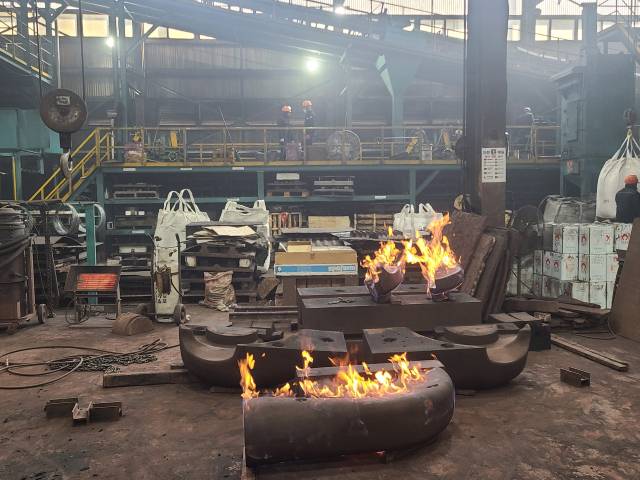 외국인 근로자들이 경기 김포시 양촌읍에 위치한 한 중소기업에서 주물 작업을 하고 있다. 사진(김포)=임지훈 기자